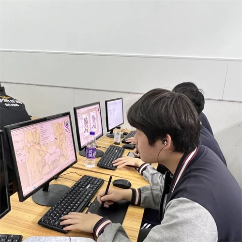 动漫设计专业学生上课照
